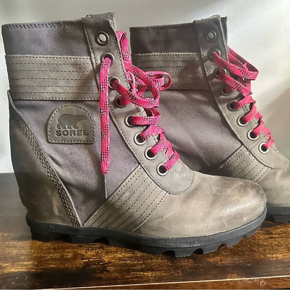 Sorel wedge boots Size 8.5